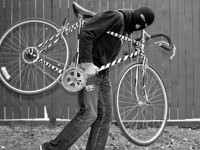 Doi romi au furat o bicicletă. Unul a fost prins de proprietar Doi romi au furat o bicicletă. Unul a fost prins de proprietar