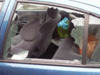 Autoturism vandalizat de un bărbat Autoturism vandalizat de un bărbat