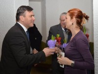 Flori pentru doamnele de la Consiliul Județean Flori pentru doamnele de la Consiliul Județean