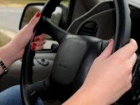 Femeie prinsă la volan fără carnet de conducere Femeie prinsă la volan fără carnet de conducere