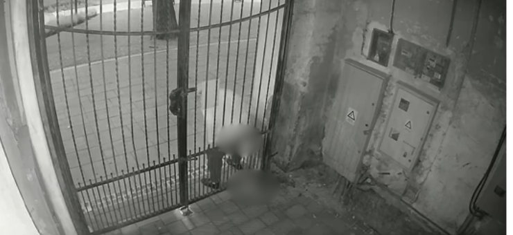 Bărbat filmat în timp ce își face nevoile în centrul orașului provoacă indignare pe rețelele sociale