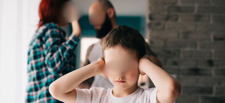 bărbat evacuat pentru agresiuni și consum de droguri, după ce și-a lovit soția în fața copilului.