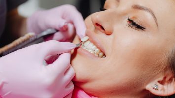 FOTO: https://www.pexels.com/photo/a-dentist-applying-a-veneer-tooth-on-a-patient-6627571/
